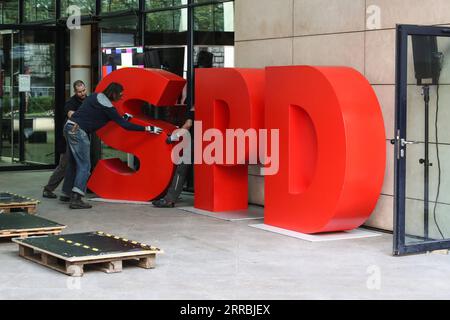 210926 -- BERLINO, 26 settembre 2021 -- i membri del personale lavorano presso la sede del Partito Socialdemocratico tedesco SPD a Berlino, capitale della Germania, il 25 settembre 2021. Domenica i tedeschi eleggeranno i membri del 20° Bundestag, la camera bassa del Parlamento. In totale, 6.211 candidati da 47 partiti politici gareggeranno per almeno 598 seggi. GERMANIA-BERLINO-ELEZIONI FEDERALI-IMMINENTE ShanxYuqi PUBLICATIONxNOTxINxCHN Foto Stock