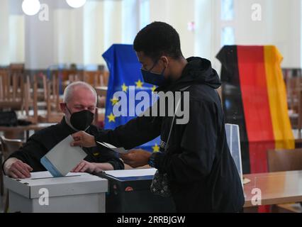 210926 -- BERLINO, 26 settembre 2021 -- Un uomo lancia il suo voto in un collegio elettorale a Berlino, capitale della Germania, 26 settembre 2021. Gli elettori tedeschi iniziarono a votare domenica per eleggere un nuovo Bundestag, o il parlamento federale, sul quale formare un nuovo governo per i successivi quattro anni e inaugurare l'era post-Merkel. GERMANIA-BERLINO-BUNDESTAG-ELEZIONI-VOTO LuxYang PUBLICATIONxNOTxINxCHN Foto Stock