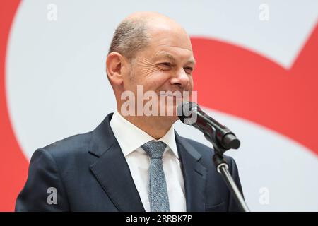 210927 -- BERLINO, 27 settembre 2021 -- Cancelliere candidato del Partito Socialdemocratico tedesco SPD Olaf Scholz partecipa a una conferenza stampa presso la sede di SPD a Berlino, Germania, il 27 settembre 2021. Scholz ha detto qui lunedì che avrebbe cercato di formare una cosiddetta coalizione a semaforo con il Partito Verde e il Partito Liberale Democratico FDP dopo che l'SPD aveva vinto le elezioni generali di domenica. GERMANIA-BERLINO-ELEZIONI-SPD-CONFERENZA STAMPA SHANXYUQI PUBLICATIONXNOTXINXCHN Foto Stock