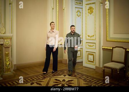 Kiev, Ucraina. 6 settembre 2023. Il presidente ucraino Volodymyr Zelenskyy, a destra, scorta il primo ministro danese mette Frederiksen, a sinistra, per un incontro bilaterale faccia a faccia al Palazzo Mariinsky, il 6 settembre 2023 a Kiev, Ucraina. Credito: Ucraina Presidenza/Ufficio stampa presidenziale ucraino/Alamy Live News Foto Stock