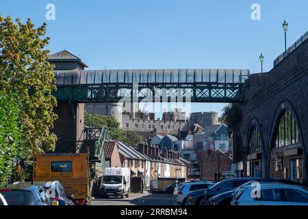 Windsor, Berkshire, Regno Unito. 7 settembre 2023. L'attuale passerella pedonale (nella foto) dall'Alexandra Coach Park che conduce alla stazione ferroviaria centrale di Windsor e al centro commerciale di Windsor, Berkshire. La zona è malandata e necessita di un aggiornamento, pertanto si prevede che i lavori si svolgeranno nell'arco di quattro mesi, compreso il periodo natalizio. L'aggiornamento proposto per la passerella ha causato una tempesta su Facebook. Alcune aziende locali con sede negli archi ferroviari sotto la passerella pedonale e nel quartiere dello shopping sono segnalate come infelici per i tempi e la durata dei lavori. Si alleano lì Foto Stock