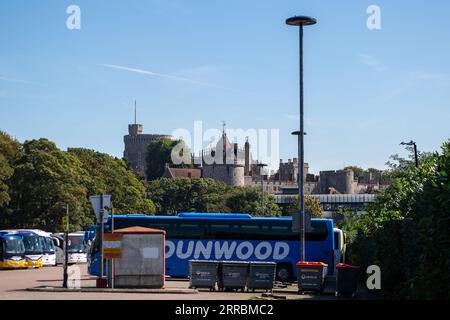 Windsor, Berkshire, Regno Unito. 7 settembre 2023. L'attuale passerella pedonale dall'Alexandra Coach Park (nella foto) che conduce alla stazione ferroviaria centrale di Windsor e al centro commerciale di Windsor, Berkshire. La zona è malandata e necessita di un aggiornamento, pertanto si prevede che i lavori si svolgeranno nell'arco di quattro mesi, compreso il periodo natalizio. L'aggiornamento proposto per la passerella ha causato una tempesta su Facebook. Alcune aziende locali con sede negli archi ferroviari sotto la passerella pedonale e nel quartiere dello shopping sono segnalate come infelici per i tempi e la durata dei lavori. Si alleano lì Foto Stock