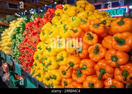 Peperoni colorati in esposizione e in vendita. Foto Stock