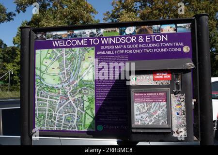 Windsor, Berkshire, Regno Unito. 7 settembre 2023. Un dispenser di mappe vicino al parcheggio dei pullman turistici a Windsor. La zona è malandata e necessita di un aggiornamento, pertanto si prevede che i lavori si svolgeranno nell'arco di quattro mesi, compreso il periodo natalizio. L'aggiornamento proposto per la passerella ha causato una tempesta su Facebook. Alcune aziende locali con sede negli archi ferroviari sotto la passerella pedonale e nel quartiere dello shopping sono segnalate come infelici per i tempi e la durata dei lavori. Essi sostengono che vi è stata una mancanza di consultazione e che i lavori probabilmente porteranno a una perdita di entrate commerciali. Credito: Maur Foto Stock