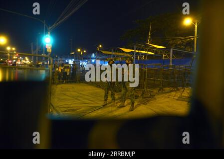 210930 -- GUAYAQUIL, 30 settembre 2021 -- gli agenti di polizia sono di guardia fuori dal Penitenziario Litorale dopo una rivolta in prigione a Guayaquil, Ecuador, il 29 settembre 2021. Funzionari ecuadoriani mercoledì hanno detto che più di 100 detenuti sono stati uccisi in una rivolta carceraria martedì nella città portuale sud-occidentale di Guayaquil, dopo aver inizialmente riferito che il bilancio delle vittime era salito a 30. Foto di /Xinhua ECUADOR-GUAYAQUIL-PRISON-RIOT MarcosxPin PUBLICATIONxNOTxINxCHN Foto Stock