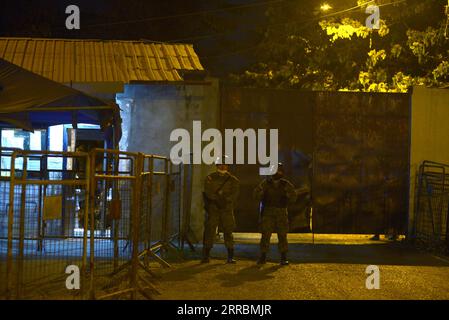 210930 -- GUAYAQUIL, 30 settembre 2021 -- gli agenti di polizia sono di guardia fuori dal Penitenziario Litorale dopo una rivolta in prigione a Guayaquil, Ecuador, il 29 settembre 2021. Funzionari ecuadoriani mercoledì hanno detto che più di 100 detenuti sono stati uccisi in una rivolta carceraria martedì nella città portuale sud-occidentale di Guayaquil, dopo aver inizialmente riferito che il bilancio delle vittime era salito a 30. Foto di /Xinhua ECUADOR-GUAYAQUIL-PRISON-RIOT MarcosxPin PUBLICATIONxNOTxINxCHN Foto Stock