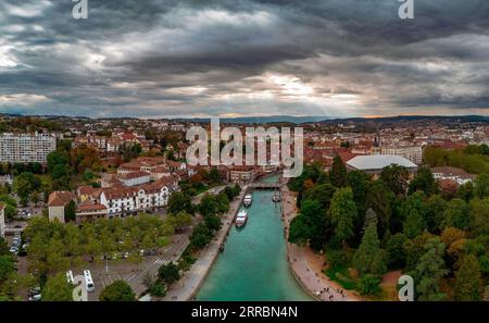 Vista aerea panoramica del centro di Annecy sulla città vecchia, il castello, il fiume Thiou e le montagne che circondano il lago. Annecy è conosciuta come la Venezia di t Foto Stock