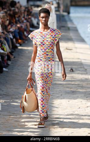 211001 -- PARIGI, 1 ottobre 2021 -- Un modello presenta una creazione della collezione Ready to Wear Primavera/Estate 2022 per CHLOE durante la Paris Fashion Week, a Parigi, Francia, 30 settembre 2021. Foto di /Xinhua FRANCE-PARIS-FASHION WEEK-CHLOE PieroxBiasion PUBLICATIONxNOTxINxCHN Foto Stock