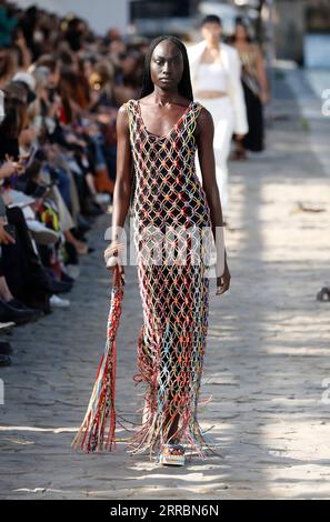 211001 -- PARIGI, 1 ottobre 2021 -- Un modello presenta una creazione della collezione Ready to Wear Primavera/Estate 2022 per CHLOE durante la Paris Fashion Week, a Parigi, Francia, 30 settembre 2021. Foto di /Xinhua FRANCE-PARIS-FASHION WEEK-CHLOE PieroxBiasion PUBLICATIONxNOTxINxCHN Foto Stock