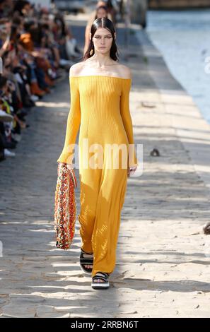 211001 -- PARIGI, 1 ottobre 2021 -- Un modello presenta una creazione della collezione Ready to Wear Primavera/Estate 2022 per CHLOE durante la Paris Fashion Week, a Parigi, Francia, 30 settembre 2021. Foto di /Xinhua FRANCE-PARIS-FASHION WEEK-CHLOE PieroxBiasion PUBLICATIONxNOTxINxCHN Foto Stock