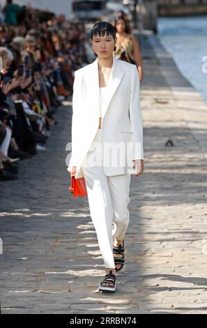 211001 -- PARIGI, 1 ottobre 2021 -- Un modello presenta una creazione della collezione Ready to Wear Primavera/Estate 2022 per CHLOE durante la Paris Fashion Week, a Parigi, Francia, 30 settembre 2021. Foto di /Xinhua FRANCE-PARIS-FASHION WEEK-CHLOE PieroxBiasion PUBLICATIONxNOTxINxCHN Foto Stock