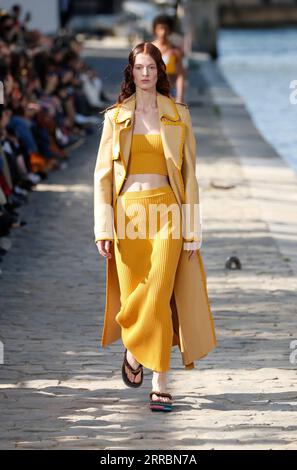 211001 -- PARIGI, 1 ottobre 2021 -- Un modello presenta una creazione della collezione Ready to Wear Primavera/Estate 2022 per CHLOE durante la Paris Fashion Week, a Parigi, Francia, 30 settembre 2021. Foto di /Xinhua FRANCE-PARIS-FASHION WEEK-CHLOE PieroxBiasion PUBLICATIONxNOTxINxCHN Foto Stock