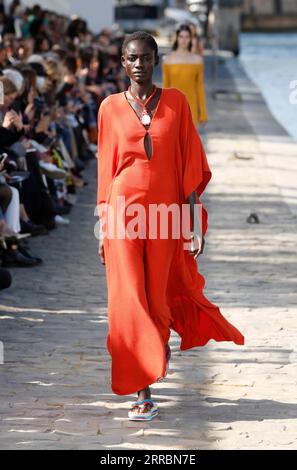 211001 -- PARIGI, 1 ottobre 2021 -- Un modello presenta una creazione della collezione Ready to Wear Primavera/Estate 2022 per CHLOE durante la Paris Fashion Week, a Parigi, Francia, 30 settembre 2021. Foto di /Xinhua FRANCE-PARIS-FASHION WEEK-CHLOE PieroxBiasion PUBLICATIONxNOTxINxCHN Foto Stock