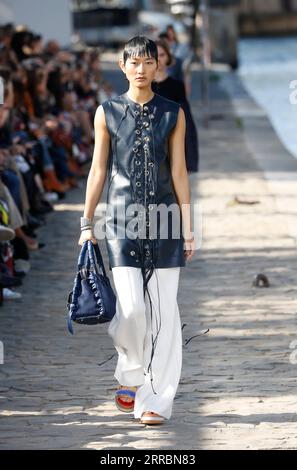 211001 -- PARIGI, 1 ottobre 2021 -- Un modello presenta una creazione della collezione Ready to Wear Primavera/Estate 2022 per CHLOE durante la Paris Fashion Week, a Parigi, Francia, 30 settembre 2021. Foto di /Xinhua FRANCE-PARIS-FASHION WEEK-CHLOE PieroxBiasion PUBLICATIONxNOTxINxCHN Foto Stock