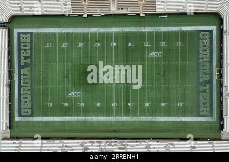 Una vista aerea generale del logo Georgia Tech Yellowjackets a centrocampo del campo di football al Bobby Dodd Stadium presso lo storico Grant Field presso il Georgia Institute of Technology, domenica 29 gennaio 2023, ad Atlanta. Foto Stock