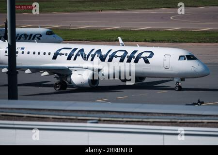 Helsinki / Finlandia - 7 SETTEMBRE 2023: Aeroporto Helsinki-Vantaa EFHK. Un Embraer E190, gestito da Finnair, che rullava all'aeroporto di Helsinki. Foto Stock