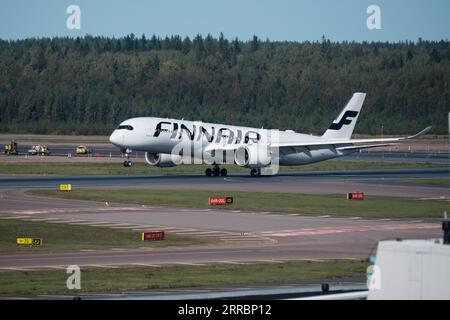 Helsinki / Finlandia - 7 SETTEMBRE 2023: Aeroporto di Helsinki-Vantaa EFHK.un Airbus A350, gestito da Finnair, atterra all'aeroporto di Helsinki. Foto Stock