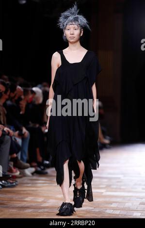 211002 -- PARIGI, 2 ottobre 2021 -- Un modello presenta una creazione della collezione Ready to Wear Primavera/Estate 2022 di Yohji Yamamoto durante la settimana della moda di Parigi, a Parigi, in Francia, 1 ottobre 2021. FRANCE-PARIS-FASHION WEEK-YAMAMOTO xinhua PUBLICATIONxNOTxINxCHN Foto Stock