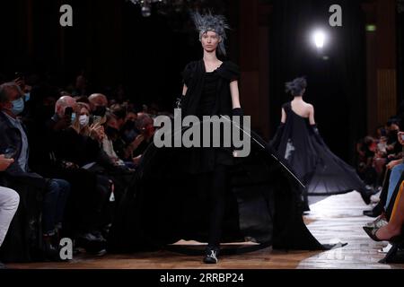 211002 -- PARIGI, 2 ottobre 2021 -- Un modello presenta una creazione della collezione Ready to Wear Primavera/Estate 2022 di Yohji Yamamoto durante la settimana della moda di Parigi, a Parigi, in Francia, 1 ottobre 2021. FRANCE-PARIS-FASHION WEEK-YAMAMOTO xinhua PUBLICATIONxNOTxINxCHN Foto Stock