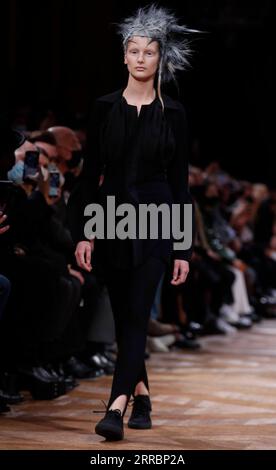 211002 -- PARIGI, 2 ottobre 2021 -- Un modello presenta una creazione della collezione Ready to Wear Primavera/Estate 2022 di Yohji Yamamoto durante la settimana della moda di Parigi, a Parigi, in Francia, 1 ottobre 2021. FRANCE-PARIS-FASHION WEEK-YAMAMOTO xinhua PUBLICATIONxNOTxINxCHN Foto Stock