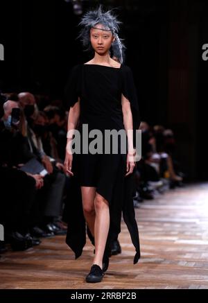 211002 -- PARIGI, 2 ottobre 2021 -- Un modello presenta una creazione della collezione Ready to Wear Primavera/Estate 2022 di Yohji Yamamoto durante la settimana della moda di Parigi, a Parigi, in Francia, 1 ottobre 2021. FRANCE-PARIS-FASHION WEEK-YAMAMOTO xinhua PUBLICATIONxNOTxINxCHN Foto Stock