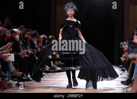 211002 -- PARIGI, 2 ottobre 2021 -- Un modello presenta una creazione della collezione Ready to Wear Primavera/Estate 2022 di Yohji Yamamoto durante la settimana della moda di Parigi, a Parigi, in Francia, 1 ottobre 2021. FRANCE-PARIS-FASHION WEEK-YAMAMOTO xinhua PUBLICATIONxNOTxINxCHN Foto Stock