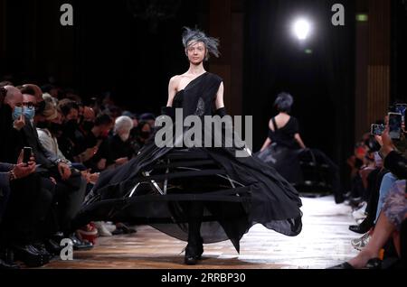 211002 -- PARIGI, 2 ottobre 2021 -- Un modello presenta una creazione della collezione Ready to Wear Primavera/Estate 2022 di Yohji Yamamoto durante la settimana della moda di Parigi, a Parigi, in Francia, 1 ottobre 2021. FRANCE-PARIS-FASHION WEEK-YAMAMOTO xinhua PUBLICATIONxNOTxINxCHN Foto Stock