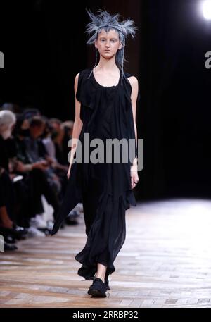 211002 -- PARIGI, 2 ottobre 2021 -- Un modello presenta una creazione della collezione Ready to Wear Primavera/Estate 2022 di Yohji Yamamoto durante la settimana della moda di Parigi, a Parigi, in Francia, 1 ottobre 2021. FRANCE-PARIS-FASHION WEEK-YAMAMOTO xinhua PUBLICATIONxNOTxINxCHN Foto Stock