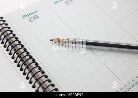 Penna su un ordine del giorno giornaliero scritto in catalano con giorni 20 e 21 che ha pagine non scritte Foto Stock