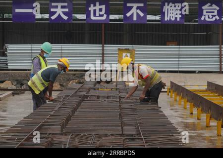 211002 -- COLOMBO, 2 ottobre 2021 -- i lavoratori cinesi e dello Sri Lanka lavorano nel cantiere della Central Expressway sezione i vicino a Colombo, Sri Lanka, il 1° ottobre 2021. Il progetto Central Expressway è stato progettato per attraversare lo Sri Lanka centrale per ridurre il tempo di viaggio tra le città della parte occidentale del paese e per promuovere lo sviluppo economico delle aree lungo il percorso. A SEGUIRE: I costruttori cinesi in Sri Lanka si impegnano al patriottismo per la giornata nazionale cinese, PROGETTO SRI LANKA-COLOMBO-CENTRAL EXPRESSWAY, COSTRUZIONE TangxLu PUBLICATIONxNOTxINxCHN Foto Stock