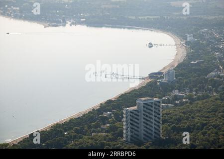 Timmendorfer Strand, Germania. 5 settembre 2023. L'Hotel Plaza Premium con i moli a Timmendorfer Strand sullo sfondo. Credito: Sebastian Gollnow/dpa/Alamy Live News Foto Stock