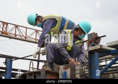 211002 -- COLOMBO, 2 ottobre 2021 -- i lavoratori cinesi lavorano nel cantiere della Central Expressway sezione i vicino a Colombo, Sri Lanka, il 1° ottobre 2021. Il progetto Central Expressway è stato progettato per attraversare lo Sri Lanka centrale per ridurre il tempo di viaggio tra le città della parte occidentale del paese e per promuovere lo sviluppo economico delle aree lungo il percorso. A SEGUIRE: I costruttori cinesi in Sri Lanka si impegnano al patriottismo per la giornata nazionale cinese, PROGETTO SRI LANKA-COLOMBO-CENTRAL EXPRESSWAY, COSTRUZIONE TangxLu PUBLICATIONxNOTxINxCHN Foto Stock