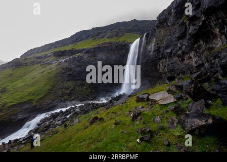 I getti d'acqua precipitano da Fossa, la più grande serie di cascate delle Isole Faroe. Foto Stock