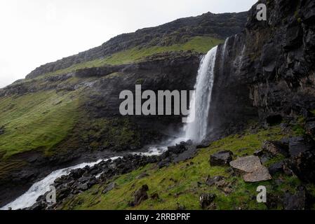 I getti d'acqua precipitano da Fossa, la più grande serie di cascate delle Isole Faroe. Foto Stock