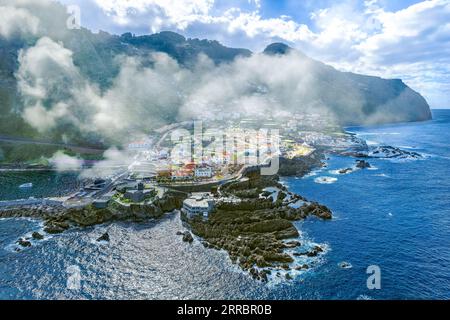 Paesaggio con Seixal villaggio della costa settentrionale, isola di Madeira, Portogallo Foto Stock