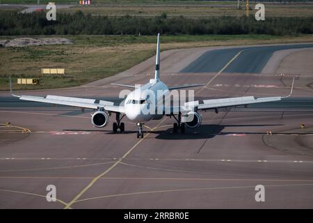 Helsinki / Finlandia - 7 SETTEMBRE 2023: Aeroporto Helsinki-Vantaa EFHK. Un Airbus A321, gestito da Finnair, che rullava all'aeroporto di Helsinki. Foto Stock