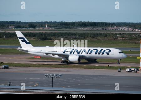Helsinki / Finlandia - 7 SETTEMBRE 2023: Aeroporto di Helsinki-Vantaa EFHK.un Airbus A350, gestito da Finnair, atterra all'aeroporto di Helsinki. Foto Stock