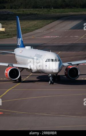 Helsinki / Finlandia - 7 SETTEMBRE 2023: Aeroporto Helsinki-Vantaa EFHK. Un Airbus A320, operato da Scandinavian Airlines SAS, che rullava all'aeroporto di Helsinki Foto Stock