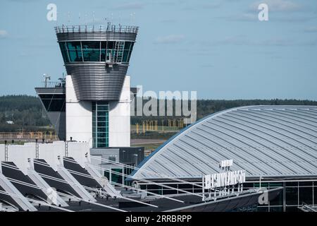 Helsinki / Finlandia - 7 SETTEMBRE 2023: Aeroporto Helsinki-Vantaa EFHK. Air Traffic Control ATC Tower presso l'aeroporto di Helsinki, gestito da Finavia. Foto Stock