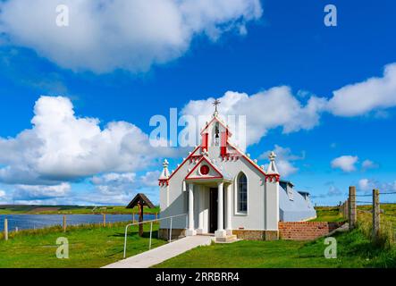 Vista esterna della Cappella Italiana sull'isola di Lamb Holm a Orcadi, Scozia, Regno Unito Foto Stock