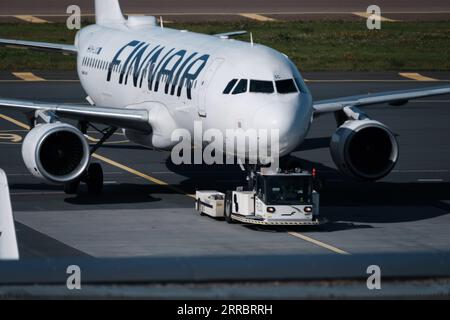 Helsinki / Finlandia - 7 SETTEMBRE 2023: Aeroporto Helsinki-Vantaa EFHK. Un Airbus A320, operato da Finnair, trainato da un rimorchiatore aereo. Foto Stock