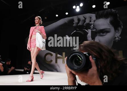 211005 -- PARIGI, 5 ottobre 2021 -- Un modello presenta le creazioni della collezione Primavera/Estate 2022 Ready to Wear per Chanel durante la Paris Fashion Week, a Parigi, in Francia, 5 ottobre 2021. FRANCE-PARIS-FASHION WEEK-CHANEL GaoxJing PUBLICATIONxNOTxINxCHN Foto Stock