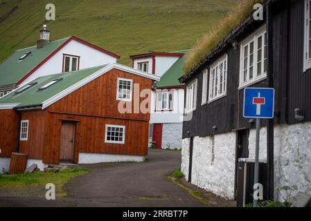 Il piccolo villaggio di Gjogv e la sua chiesa affollano il mare nell'angolo nord-est dell'isola di Eysturoy nelle Isole Faroe. Foto Stock