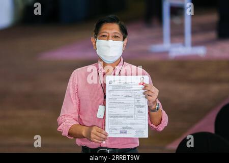 211006 -- PASAY CITY, 6 ottobre 2021 -- Ferdinand Marcos Jr. Mostra il suo certificato di candidatura dopo aver presentato la sua candidatura per partecipare alla corsa presidenziale del maggio 2022 al Sofitel Harbor Garden Tent di Pasay City, Filippine, 6 ottobre 2021. Ferdinand Marcos Jr., l'unico figlio dell'ex presidente filippino Ferdinand Marcos, martedì annunciò il suo piano per candidarsi alla carica di primo piano nelle elezioni del 2022. Marcos è il portabandiera del Partido Federal ng Pilipinas, un partito politico di tre anni che presiede. Non ha annunciato il compagno in corsa. FILIPPINE-PASAY CITY-MARCOS JR-CORSA PRESIDENZIALE R Foto Stock