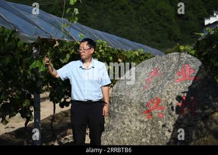 211006 -- HEFEI, 6 ottobre 2021 -- li Xingguo, ingegnere geologico senior, visita un parco dell'industria agricola nel villaggio Henan della città di Wuhe, contea di Yuexi, nella provincia di Anhui nella Cina orientale, 14 settembre 2021. Titoli Xinhua: Altri talenti vanno nella campagna cinese per promuovere la vitalizzazione rurale ZhangxDuan PUBLICATIONxNOTxINxCHN Foto Stock