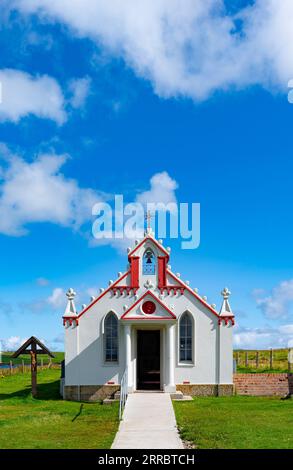 Vista esterna della Cappella Italiana sull'isola di Lamb Holm a Orcadi, Scozia, Regno Unito Foto Stock