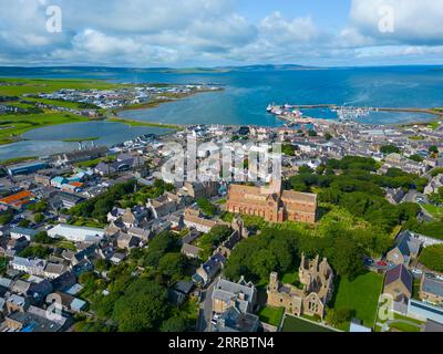 Vista aerea della cattedrale di San Magno e dello skyline di Kirkwall, continente, Isole Orcadi, Scozia, Regno Unito. Foto Stock