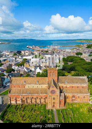 Vista aerea della cattedrale di San Magno a Kirkwall, continente, Isole Orcadi, Scozia, Regno Unito. Foto Stock