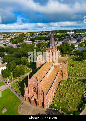 Vista aerea della cattedrale di San Magno a Kirkwall, continente, Isole Orcadi, Scozia, Regno Unito. Foto Stock