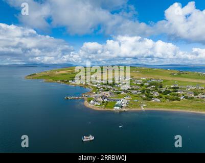 Vista aerea del villaggio di Burray sulla costa di Scapa Flow sull'isola di Burray, le isole Orcadi, la Scozia, il Regno Unito. Foto Stock